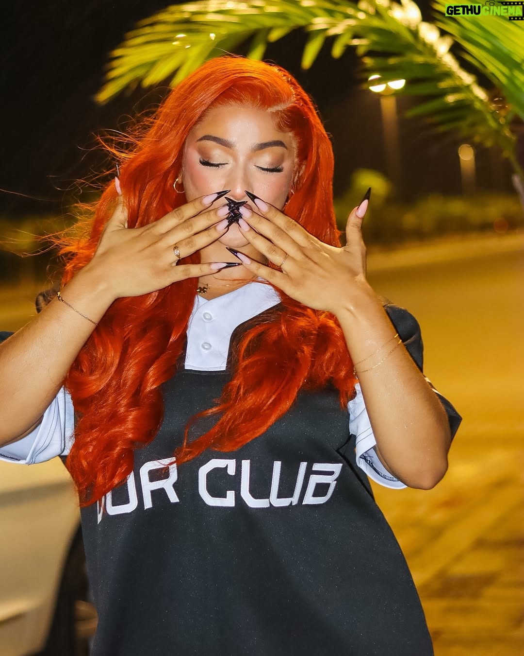Sophie Alakija - 118.4K Likes - Sophie 🤝 loose fitting clothes so I can eat without fear of having to suck belle