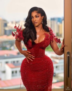 Sophie Alakija Instagram - Art of God 🎨 

Dress @burgundyatelier_ng 
📸 @yomi.visuals 
💄 @revysbeauty
Hair @styledbyessa
Skin @hawaiinigeria