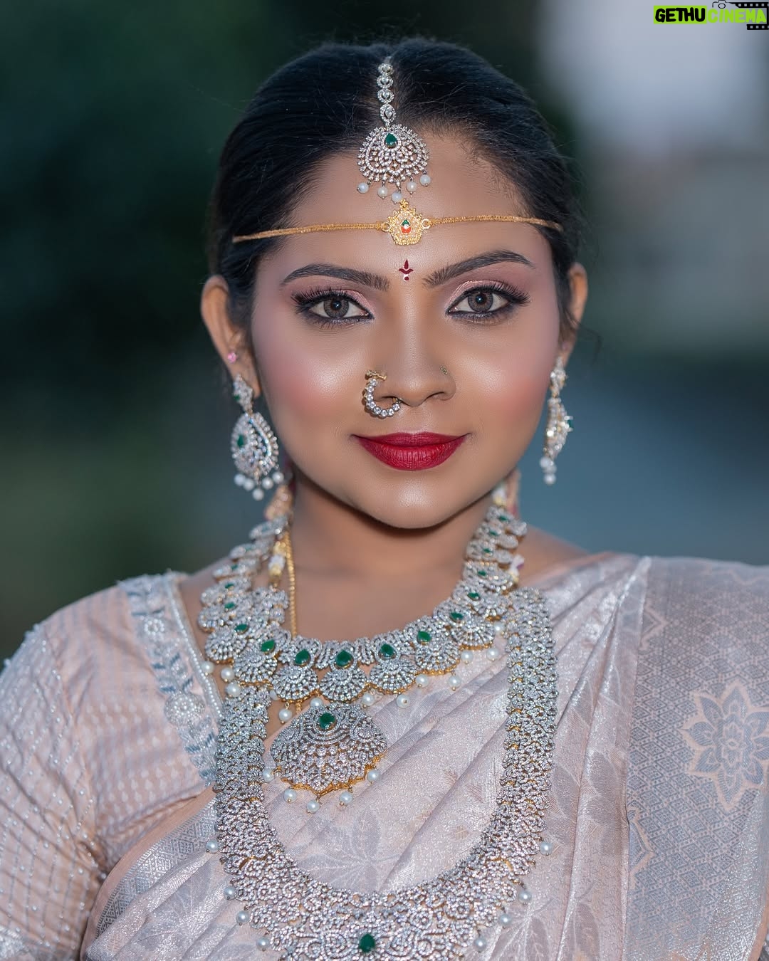 Sowmya Vivek - 661 Likes - Student work ♥️
🔖PAVI’S MAKEOVER STUDIO AND ACCADEMY 🔖
Next batch starting from April24th book your seats now..🪑
🌟Course Details As Follows 🌟
🟢 Basic to Advance Level Makeup Course
🟢 Saree & Hair
🟢 Social Media Marketing
🟢 10k worth goodie bag
🟢 Starting from December month
🟢 7 types of looks
🟢 25 Types of hair styles
🟢 Box folding & South Indian 10 types of saree draping
🟢 Floral art
🟢 Nail art
🟢 Mehndi art
🟢 Introduction to skin care
🟢 Colour theory
🟢 Brushes knowledge
🟢 Self makeup
🟢 Party, Mehndi & haldi look
🟢 Muhurtham look
🟢 Reception look
🟢 HIGH fashion look
🟢 Matured look
🟢 Groom look
🟢 Airbrush look
🟢 HD LOOKS
🟢 Basic to Advance Hair Course
🟢 Hair theory
🟢 Around 25 Types of hairstyles with hands on practice
🟢 Saree box folding
🟢 South Indian saree draping
🟢 10types of different draping
🟢 Social media marketing
🟢 Client handling
🟢 Vanity arranging
🟢 Theory notes
🟢 Internship live client handling & Many more
🌟🌟🌟 🌟🌟
Only a Few Seats Left.. Hurry Up!!
Contact For Bookings : 📲 8088390569
📍Location : Hoskote Bangalore-5621154
🇺🇸Our Academy Is International Certified by IAF and UAF Accreditation board USA
ISO 9001