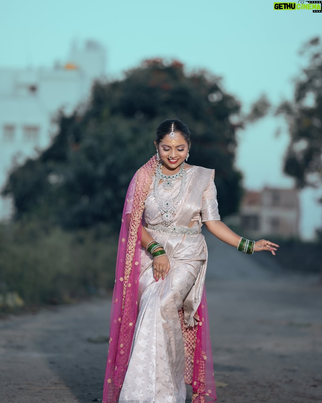 Sowmya Vivek - 552 Likes - Student work ♥️
🔖PAVI’S MAKEOVER STUDIO AND ACCADEMY 🔖
Next batch starting from April 24th book your seats now..🪑
🌟Course Details As Follows 🌟
🟢 Basic to Advance Level Makeup Course
🟢 Saree & Hair
🟢 Social Media Marketing
🟢 10k worth goodie bag
🟢 Starting from December month
🟢 7 types of looks
🟢 25 Types of hair styles
🟢 Box folding & South Indian 10 types of saree draping
🟢 Floral art
🟢 Nail art
🟢 Mehndi art
🟢 Introduction to skin care
🟢 Colour theory
🟢 Brushes knowledge
🟢 Self makeup
🟢 Party, Mehndi & haldi look
🟢 Muhurtham look
🟢 Reception look
🟢 HIGH fashion look
🟢 Matured look
🟢 Groom look
🟢 Airbrush look
🟢 HD LOOKS
🟢 Basic to Advance Hair Course
🟢 Hair theory
🟢 Around 25 Types of hairstyles with hands on practice
🟢 Saree box folding
🟢 South Indian saree draping
🟢 10types of different draping
🟢 Social media marketing
🟢 Client handling
🟢 Vanity arranging
🟢 Theory notes
🟢 Internship live client handling & Many more
🌟🌟🌟 🌟🌟
Only a Few Seats Left.. Hurry Up!!
Contact For Bookings : 📲 8088390569
📍Location : Hoskote Bangalore-5621154
🇺🇸Our Academy Is International Certified by IAF and UAF Accreditation board USA
ISO 9001