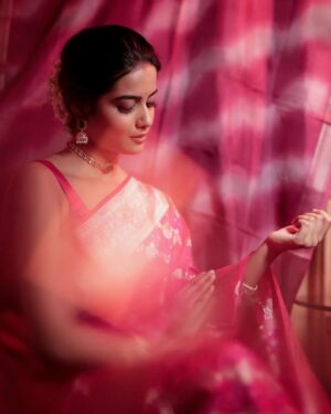 Sri Gouri Priya Instagram - A beautiful awards night!💕🎀
.
.
Styling - @sandeep_sharmak05
Styling team - @niha__varma 
Photography -@deepak_durai_photography
Photography team - @arvindh_suresh
Make up -@snatural_makeup
Hair - @krithika_hairaholic
Saree -@gubbarajyalakshmi
Blouse - @sridevidesignerstudio
Accessories -@petalsbyswathi