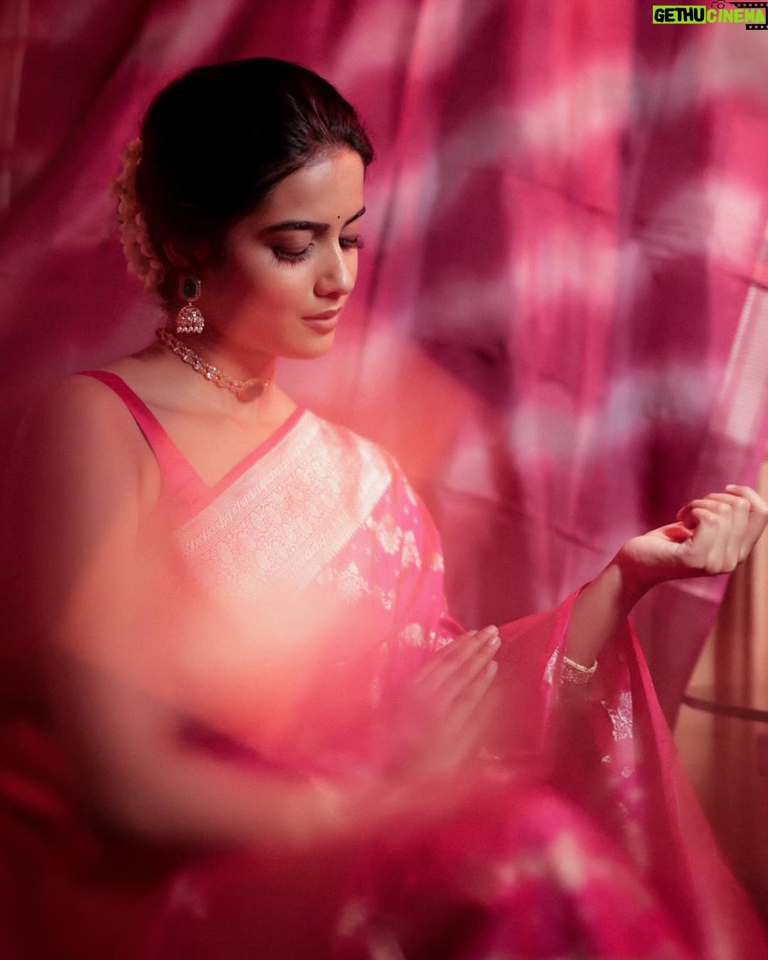 Sri Gouri Priya - 117.2K Likes - A beautiful awards night!💕🎀
.
.
Styling - @sandeep_sharmak05
Styling team - @niha__varma
Photography -@deepak_durai_photography
Photography team - @arvindh_suresh
Make up -@snatural_makeup
Hair - @krithika_hairaholic
Saree -@gubbarajyalakshmi
Blouse - @sridevidesignerstudio
Accessories -@petalsbyswathi