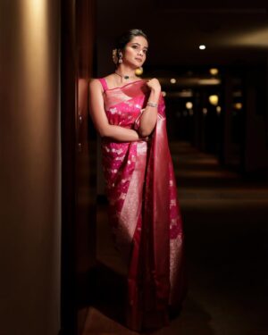 Sri Gouri Priya Instagram - A beautiful awards night!💕🎀
.
.
Styling - @sandeep_sharmak05
Styling team - @niha__varma 
Photography -@deepak_durai_photography
Photography team - @arvindh_suresh
Make up -@snatural_makeup
Hair - @krithika_hairaholic
Saree -@gubbarajyalakshmi
Blouse - @sridevidesignerstudio
Accessories -@petalsbyswathi