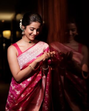 Sri Gouri Priya Instagram - A beautiful awards night!💕🎀
.
.
Styling - @sandeep_sharmak05
Styling team - @niha__varma 
Photography -@deepak_durai_photography
Photography team - @arvindh_suresh
Make up -@snatural_makeup
Hair - @krithika_hairaholic
Saree -@gubbarajyalakshmi
Blouse - @sridevidesignerstudio
Accessories -@petalsbyswathi