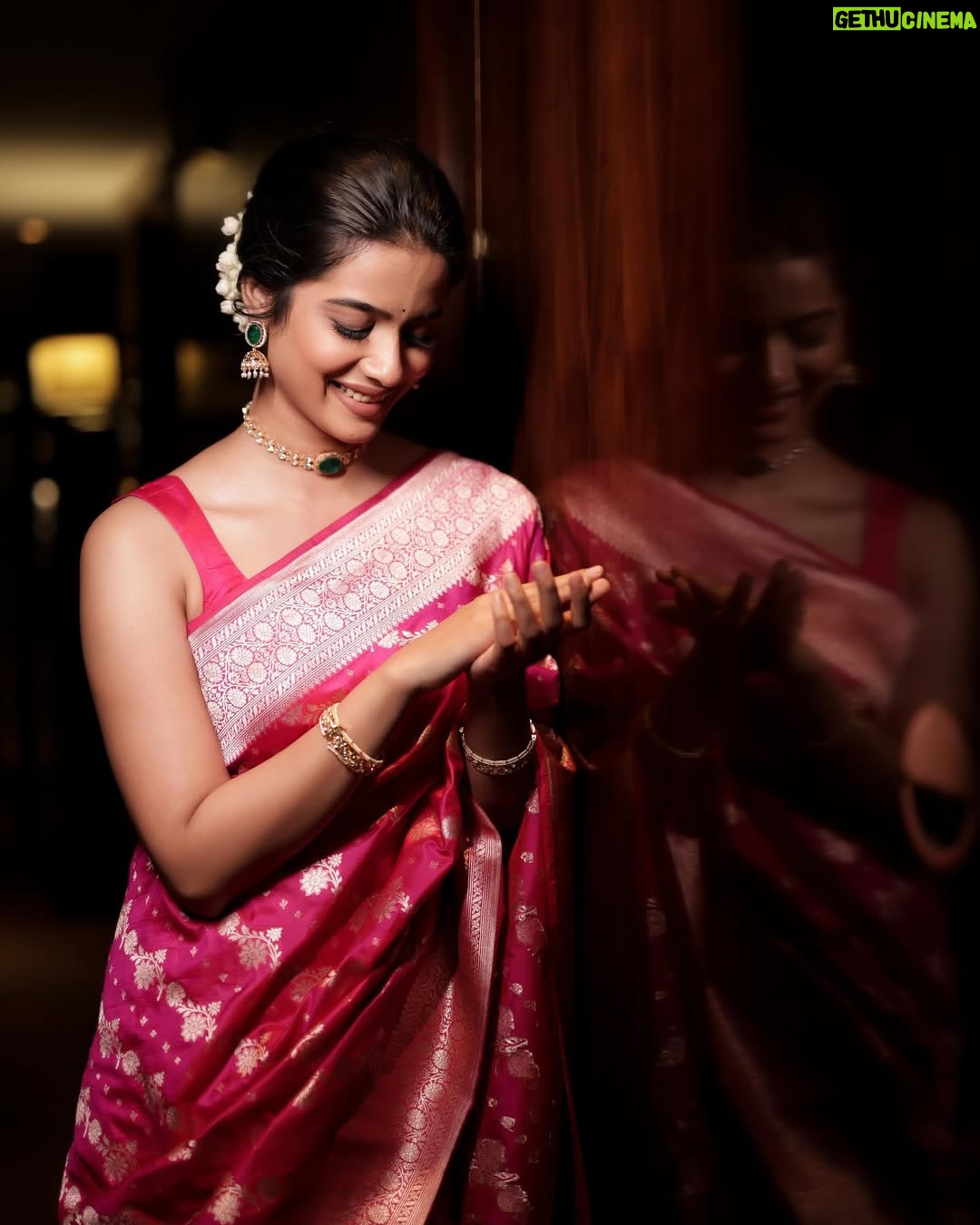 Sri Gouri Priya - 117.2K Likes - A beautiful awards night!💕🎀
.
.
Styling - @sandeep_sharmak05
Styling team - @niha__varma
Photography -@deepak_durai_photography
Photography team - @arvindh_suresh
Make up -@snatural_makeup
Hair - @krithika_hairaholic
Saree -@gubbarajyalakshmi
Blouse - @sridevidesignerstudio
Accessories -@petalsbyswathi