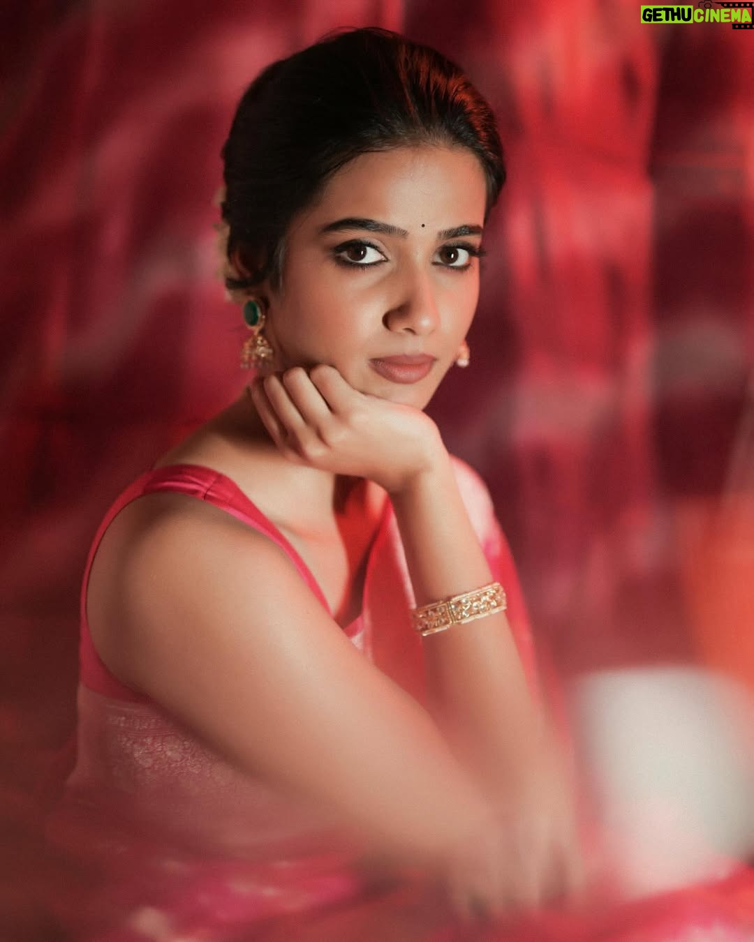 Sri Gouri Priya - 117.2K Likes - A beautiful awards night!💕🎀
.
.
Styling - @sandeep_sharmak05
Styling team - @niha__varma
Photography -@deepak_durai_photography
Photography team - @arvindh_suresh
Make up -@snatural_makeup
Hair - @krithika_hairaholic
Saree -@gubbarajyalakshmi
Blouse - @sridevidesignerstudio
Accessories -@petalsbyswathi