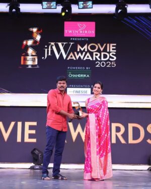 Sri Gouri Priya Instagram - A beautiful awards night!💕🎀
.
.
Styling - @sandeep_sharmak05
Styling team - @niha__varma 
Photography -@deepak_durai_photography
Photography team - @arvindh_suresh
Make up -@snatural_makeup
Hair - @krithika_hairaholic
Saree -@gubbarajyalakshmi
Blouse - @sridevidesignerstudio
Accessories -@petalsbyswathi