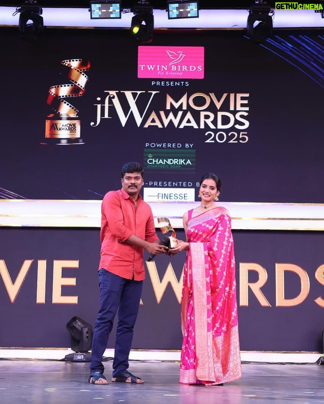 Sri Gouri Priya - 117.2K Likes - A beautiful awards night!💕🎀
.
.
Styling - @sandeep_sharmak05
Styling team - @niha__varma
Photography -@deepak_durai_photography
Photography team - @arvindh_suresh
Make up -@snatural_makeup
Hair - @krithika_hairaholic
Saree -@gubbarajyalakshmi
Blouse - @sridevidesignerstudio
Accessories -@petalsbyswathi