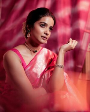 Sri Gouri Priya Instagram - A beautiful awards night!💕🎀
.
.
Styling - @sandeep_sharmak05
Styling team - @niha__varma 
Photography -@deepak_durai_photography
Photography team - @arvindh_suresh
Make up -@snatural_makeup
Hair - @krithika_hairaholic
Saree -@gubbarajyalakshmi
Blouse - @sridevidesignerstudio
Accessories -@petalsbyswathi