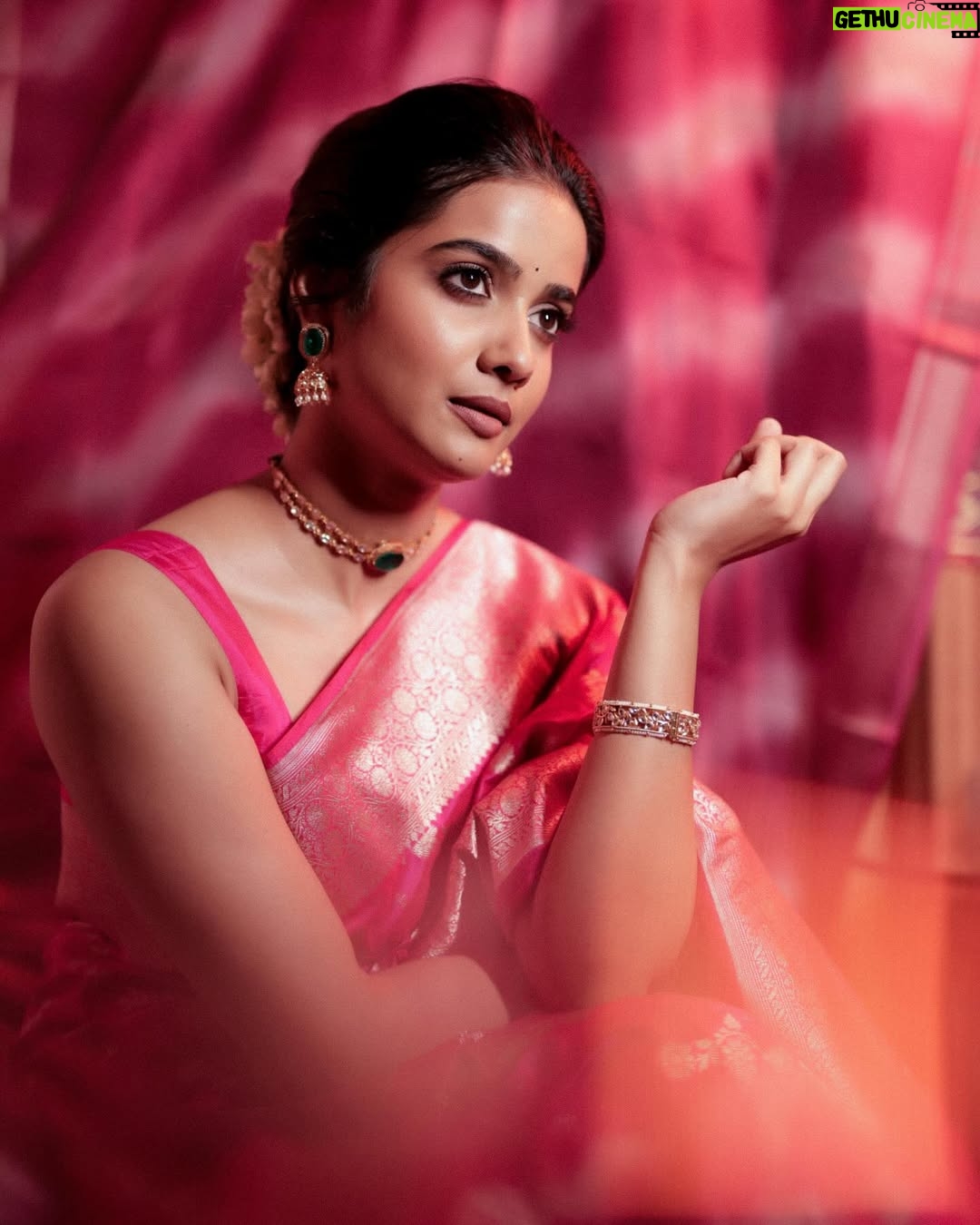 Sri Gouri Priya - 117.2K Likes - A beautiful awards night!💕🎀
.
.
Styling - @sandeep_sharmak05
Styling team - @niha__varma
Photography -@deepak_durai_photography
Photography team - @arvindh_suresh
Make up -@snatural_makeup
Hair - @krithika_hairaholic
Saree -@gubbarajyalakshmi
Blouse - @sridevidesignerstudio
Accessories -@petalsbyswathi