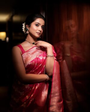 Sri Gouri Priya Instagram - A beautiful awards night!💕🎀
.
.
Styling - @sandeep_sharmak05
Styling team - @niha__varma 
Photography -@deepak_durai_photography
Photography team - @arvindh_suresh
Make up -@snatural_makeup
Hair - @krithika_hairaholic
Saree -@gubbarajyalakshmi
Blouse - @sridevidesignerstudio
Accessories -@petalsbyswathi