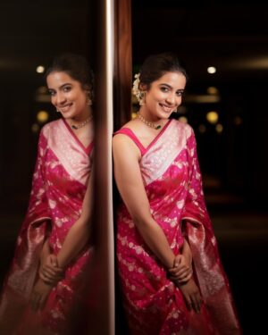Sri Gouri Priya Instagram - A beautiful awards night!💕🎀
.
.
Styling - @sandeep_sharmak05
Styling team - @niha__varma 
Photography -@deepak_durai_photography
Photography team - @arvindh_suresh
Make up -@snatural_makeup
Hair - @krithika_hairaholic
Saree -@gubbarajyalakshmi
Blouse - @sridevidesignerstudio
Accessories -@petalsbyswathi