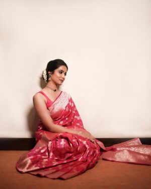 Sri Gouri Priya Instagram - A beautiful awards night!💕🎀
.
.
Styling - @sandeep_sharmak05
Styling team - @niha__varma 
Photography -@deepak_durai_photography
Photography team - @arvindh_suresh
Make up -@snatural_makeup
Hair - @krithika_hairaholic
Saree -@gubbarajyalakshmi
Blouse - @sridevidesignerstudio
Accessories -@petalsbyswathi