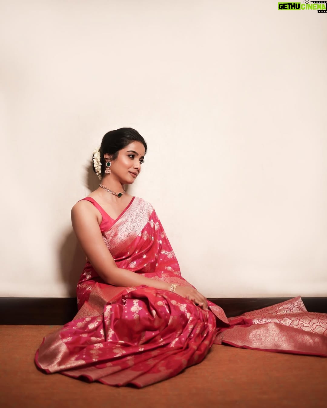 Sri Gouri Priya - 117.2K Likes - A beautiful awards night!💕🎀
.
.
Styling - @sandeep_sharmak05
Styling team - @niha__varma
Photography -@deepak_durai_photography
Photography team - @arvindh_suresh
Make up -@snatural_makeup
Hair - @krithika_hairaholic
Saree -@gubbarajyalakshmi
Blouse - @sridevidesignerstudio
Accessories -@petalsbyswathi