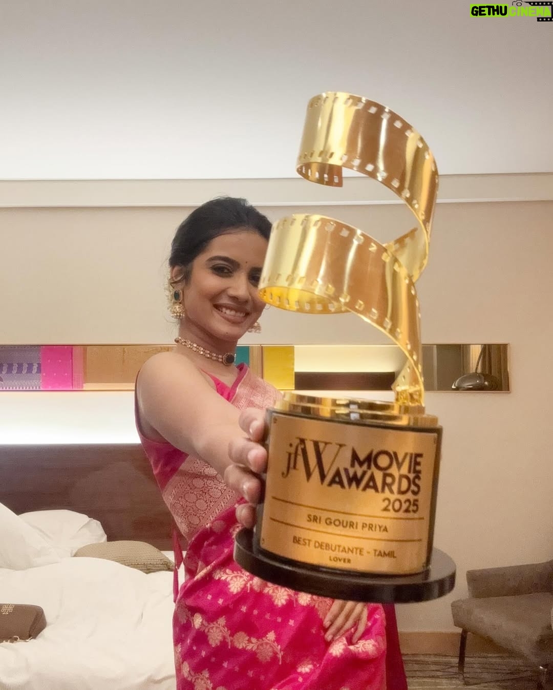 Sri Gouri Priya - 117.2K Likes - A beautiful awards night!💕🎀
.
.
Styling - @sandeep_sharmak05
Styling team - @niha__varma
Photography -@deepak_durai_photography
Photography team - @arvindh_suresh
Make up -@snatural_makeup
Hair - @krithika_hairaholic
Saree -@gubbarajyalakshmi
Blouse - @sridevidesignerstudio
Accessories -@petalsbyswathi