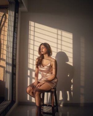 Srushti Bannatti Instagram - 📸 @ridgefernandes 

#satindress #goldenhour 

Look inspiration 
Shoot inspo
Satin dress
Golden hour
Golden dress
Sunset