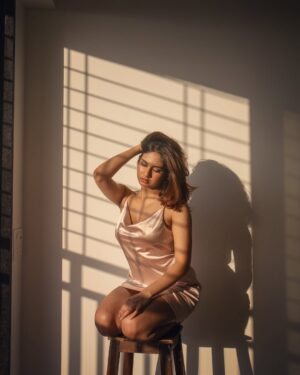 Srushti Bannatti Instagram - 📸 @ridgefernandes 

#satindress #goldenhour 

Look inspiration 
Shoot inspo
Satin dress
Golden hour
Golden dress
Sunset