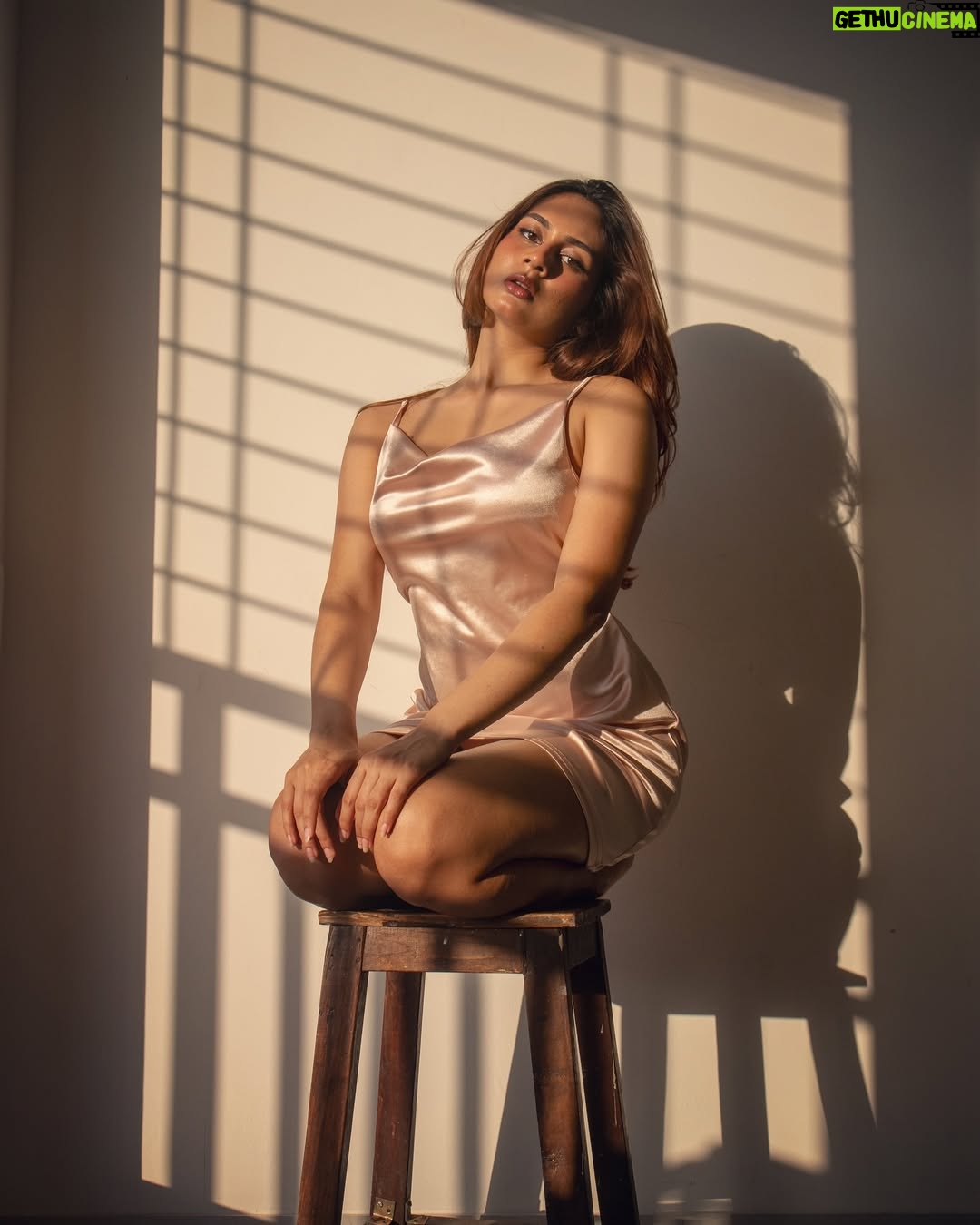 Srushti Bannatti - 33.6K Likes - 📸 @ridgefernandes
#satindress #goldenhour
Look inspiration
Shoot inspo
Satin dress
Golden hour
Golden dress
Sunset