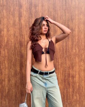 Srushti Bannatti Instagram - 🦂

#ootd #streetwear #fitcheck
Baggy vintage wash denim
Brown outfits
Outfit inspiration