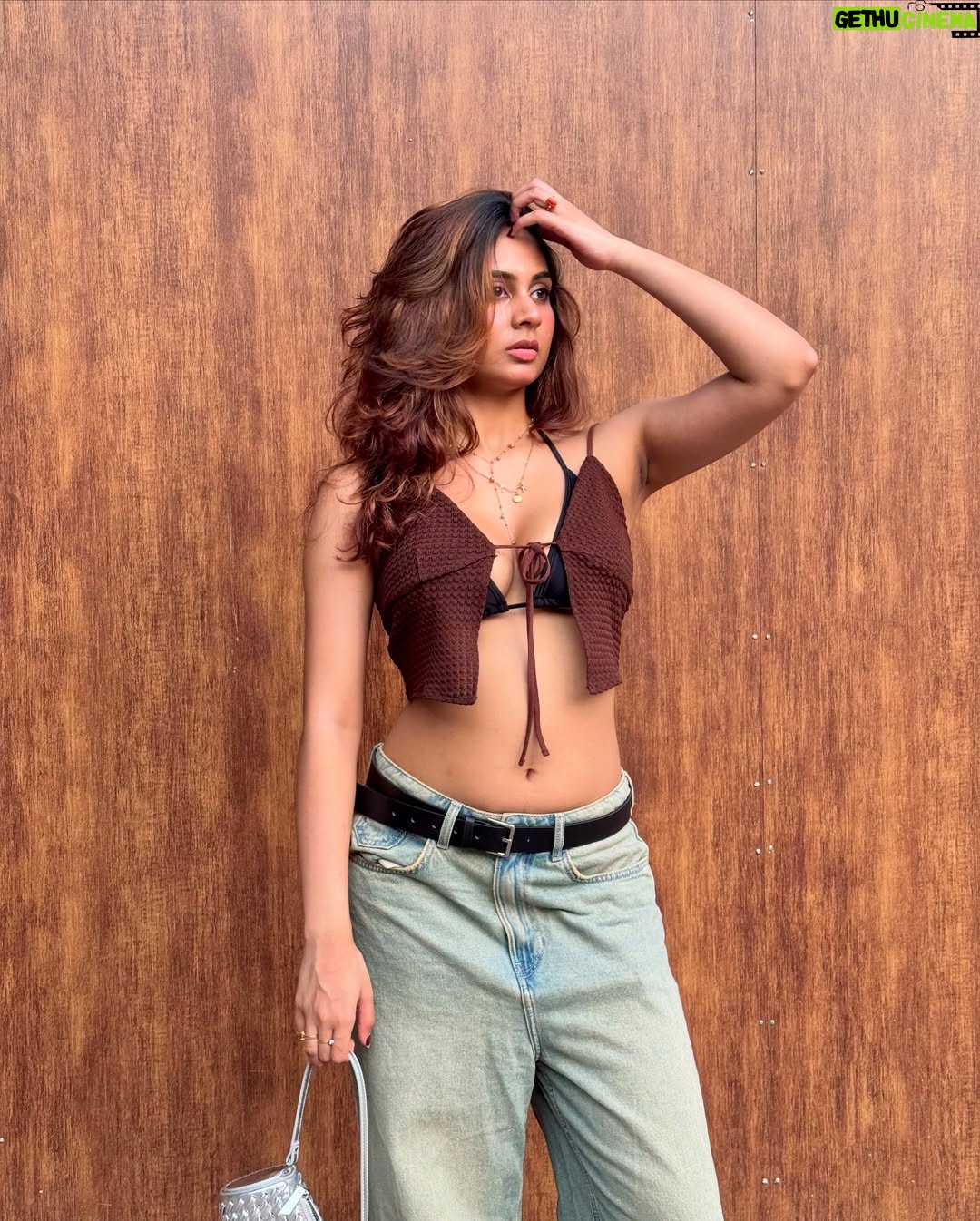 Srushti Bannatti - 40.2K Likes - 🦂
#ootd #streetwear #fitcheck
Baggy vintage wash denim
Brown outfits
Outfit inspiration