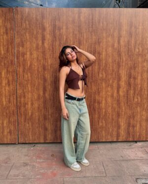 Srushti Bannatti Instagram - 🦂

#ootd #streetwear #fitcheck
Baggy vintage wash denim
Brown outfits
Outfit inspiration