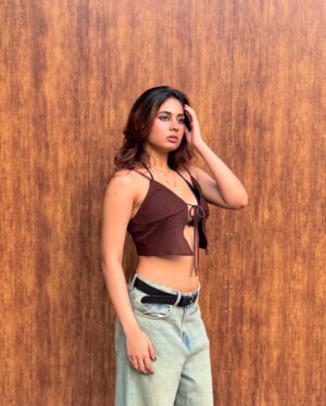 Srushti Bannatti Instagram - 🦂

#ootd #streetwear #fitcheck
Baggy vintage wash denim
Brown outfits
Outfit inspiration