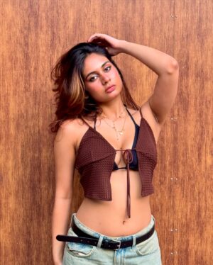 Srushti Bannatti Instagram - 🦂

#ootd #streetwear #fitcheck
Baggy vintage wash denim
Brown outfits
Outfit inspiration