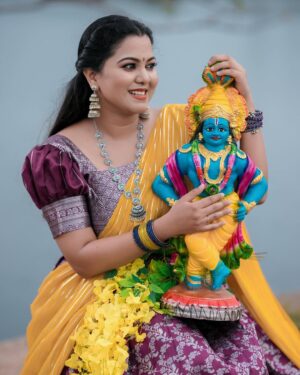 Sruthy Suresh Instagram - ഹരേ കൃഷ്ണ…✨

Photography : @akhilskiran 
HMUA : @vidhya__k_r 
: @sethumadhavan_thampi 
Costume : @bobbyswapna
Jhumka : @crafteria_divyas