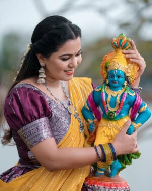 Sruthy Suresh Instagram - ഹരേ കൃഷ്ണ…✨

Photography : @akhilskiran 
HMUA : @vidhya__k_r 
: @sethumadhavan_thampi 
Costume : @bobbyswapna
Jhumka : @crafteria_divyas