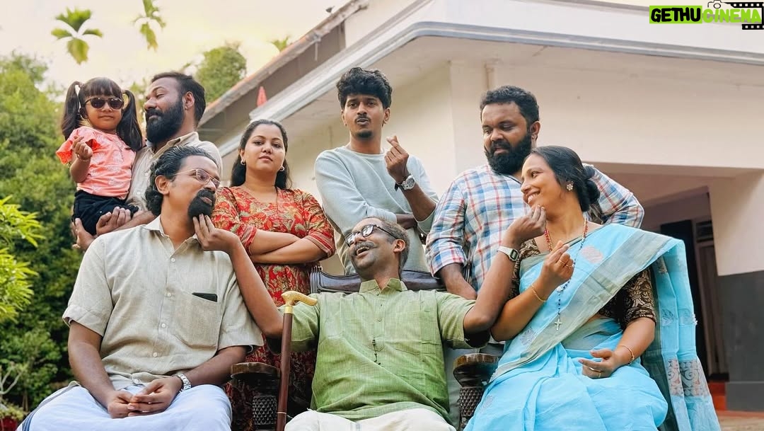 Sruthy Suresh - 264.1K Likes - Our എടങ്ങേറ് പിടിച്ച ഫാമിലി 🏠 -SOMETHING FISHY PART 1 : Now streaming on @karikku_fresh ✨
#karikku #karikkufresh