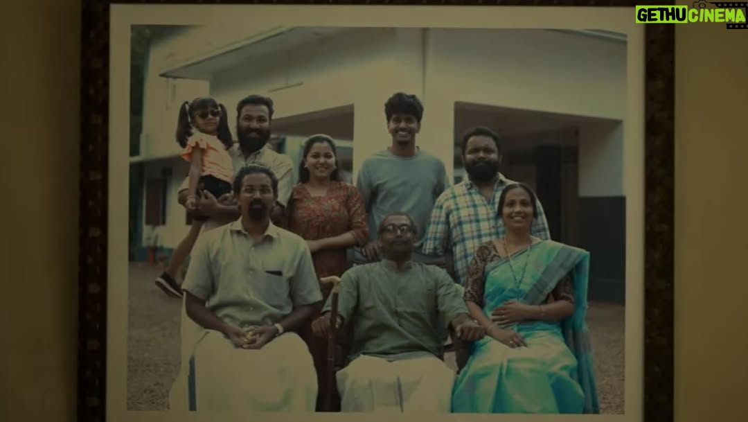 Sruthy Suresh - 264.1K Likes - Our എടങ്ങേറ് പിടിച്ച ഫാമിലി 🏠 -SOMETHING FISHY PART 1 : Now streaming on @karikku_fresh ✨
#karikku #karikkufresh