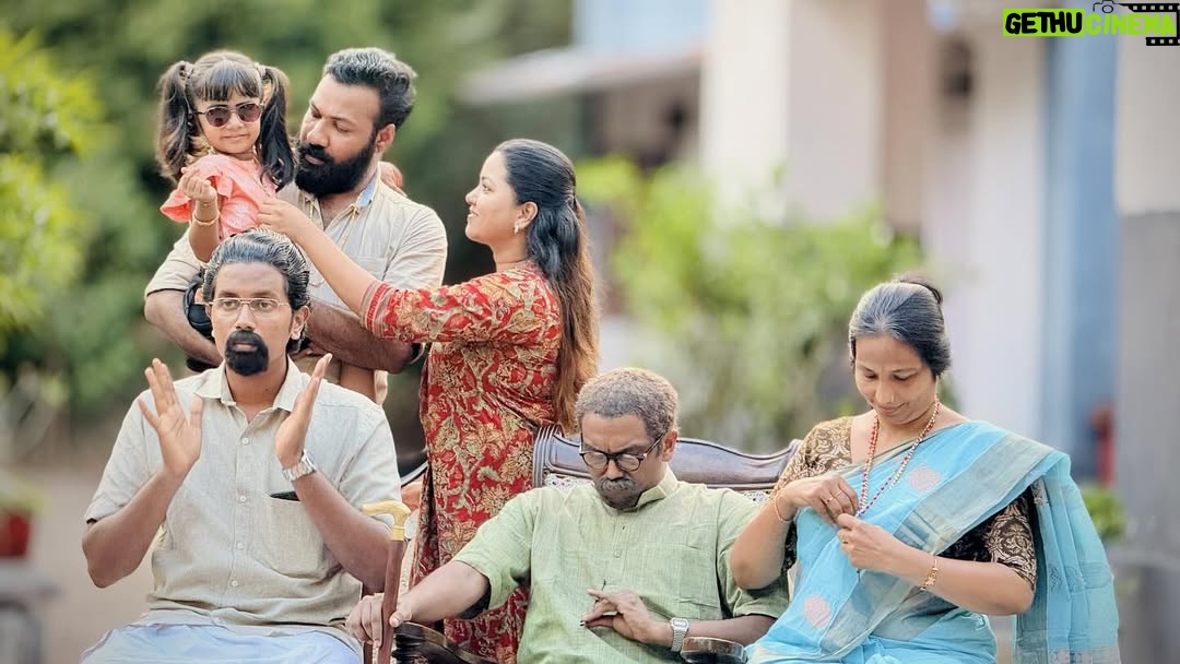 Sruthy Suresh - 264.1K Likes - Our എടങ്ങേറ് പിടിച്ച ഫാമിലി 🏠 -SOMETHING FISHY PART 1 : Now streaming on @karikku_fresh ✨
#karikku #karikkufresh