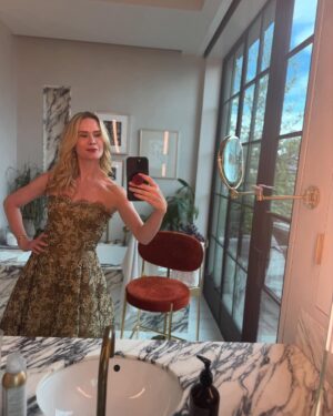 Stephanie March Instagram - So happy /relieved /proud to have great reason to hit the town.  Massive congratulations to the fine folks at @cityharvestnyc ! Every year they rescue over 80 MILLION pounds of food that would otherwise be thrown away & redistribute to the communities who need it. Looking out for neighbors. That’s what we can do right now. I am here for it!