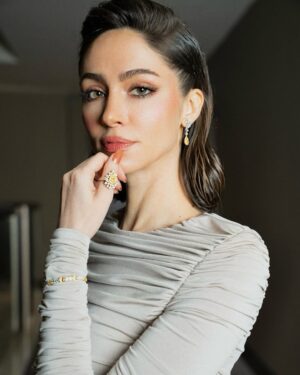 Sumaya Rida Instagram - Before the lights ✨ @saudifilmfestival 
..
Jewelry @nadine_jewellery
Dress @halaalgharbawiofficial
MUAH @raniabeautycenter
Styling @eliq.anti
Photography @zuhairyousef