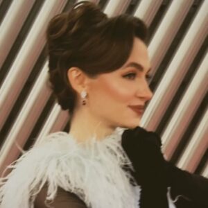 Sumaya Rida Instagram - المسرح ما ينسى، وكل لحظة عليه تظل محفورة…
٢٠٢٤ كانت من أجمل المحطات في مشواري،
قدّمت فيها حفل افتتاح وختام مهرجان أفلام السعودية الدورة العاشرة،
وتشرّفت أكون جزء من ذاكرته، ومن ذاكرة جيل كامل يحب الفن ويعيش له 🤍
اليوم، أسترجع كل شي كأنه صار أمس… بحنين، وامتنان، وفخر 🇸🇦💚✨

The stage never forgets… and every moment on it stays engraved.
2024 was one of the most beautiful milestones in my journey.
I had the honor of hosting the opening and closing ceremonies of the Saudi Film Festival in it’s 10th edition,
and to be part of its memory, and the memory of a whole generation that loves cinema and lives for it 🤍
Today, I look back at it all as if it happened yesterday… with nostalgia, gratitude, and pride 🇸🇦💚✨

#SumayaRida
#سمية_رضا #SaudiFilmFestival #SaudiCinema