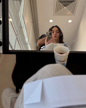 Sumaya Rida Instagram - واحدة من أظرف الأدوار اللي مثلتها… د. هدى ✨
‏دور جديد وعالم مختلف، وفيه شوية لخبطة ما أقدر أشرحها… تشوفوها بنفسكم قريب 🌚
‏18 أبريل على منصة @shahid.vod ✨
 #مسلسل_هزاع #هزاع
#سمية_رضا #SumayaRida

Just me, Dr. Huda getting into character (and maybe a little bit of mess🌚)
New project. New role. Coming soon ✨ (18th April 🥳)
..
Directed by @mohammedholayyil 
A @cedarsart production 
On @shahid.vod 
#SumayaRida #سميه_رضا