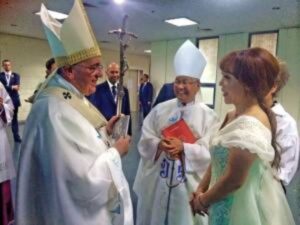 Sumi Jo Instagram - #PopeFrancis 교황님의 따뜻한 미소, 저의 바흐 앨범을 좋아한다고 말씀해주시던 그 잔잔한 목소리, 어머니께 드리라며 건네주셨던 묵주까지…
모든 순간이 잊히지 않고 가슴에 남아 있습니다.
편히 쉬세요.
소화 테레사 올림

Pope Francis' warm smile,
his gentle voice as he told me he enjoyed my Bach album, and even the rosary he handed me, saying it was for my mother...
Every moment remains deeply in my heart and will never be forgotten.
Rest in peace.

Teresa. 

#PopeFrancis #Restinpeace #vatican #Forever #restinpeace
#cross #religion #Heaven #교황 #프란시스코교황 #영원한안식 #기도합니다  #pray