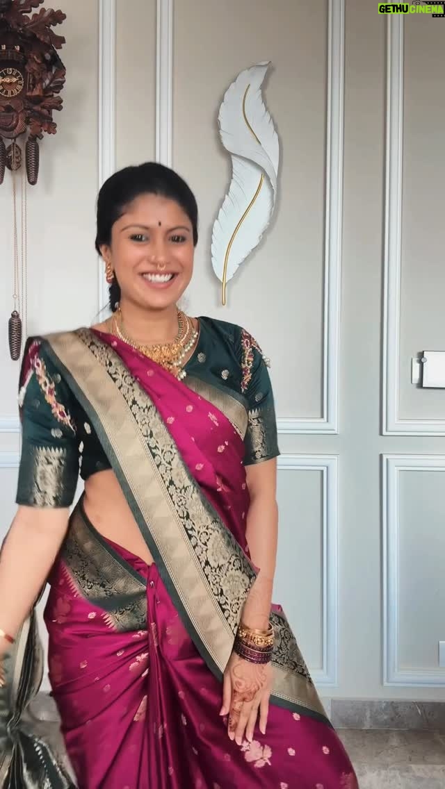 Sushmitha Ashwin - 43.3K Likes - Kanimaa😉♥️
Blouse: @maya_designer_studio_
Jewellery: @sri_ganesh_sadashivnagar
Nose pin: @aahaana_mooguthii
#kanimaa #trending #viral #mooguthihudugi #reels