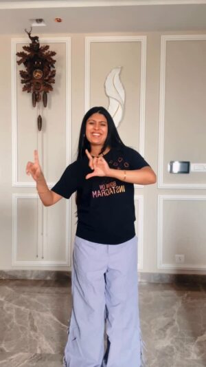 Sushmitha Ashwin Instagram - Jinke mari na😉🖤💜
Dancing after a long time♥️

Choreography: @santhosh_arockiaraj 
IB: @anushkaagowda ♥️

#reels #dance #kannada #trending #viral #mooguthihudugi #jinkemarina #kannadasong