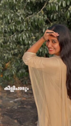Susmitha Prabhakaran Instagram - എന്തു പകരം തരും 🤌🌸
.
.
📸 ❤️ @_.aadhii.__
.
.
.
.
(vintage , nature , aesthetic)
#explore #explorepage #fyp
#fyp #trendingreels #instapost #mallugram
#instamood #instagood #instagram #me
#trissur #selflove