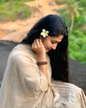Susmitha Prabhakaran Instagram - 🌼✨

#outdoorportraits
#visualpoetry #fyp #sheandthesky
#susmithaprabhakaran

📸 ❤️ @_.aadhii.__