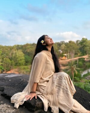 Susmitha Prabhakaran Instagram - 🌼✨

#outdoorportraits
#visualpoetry #fyp #sheandthesky
#susmithaprabhakaran

📸 ❤️ @_.aadhii.__