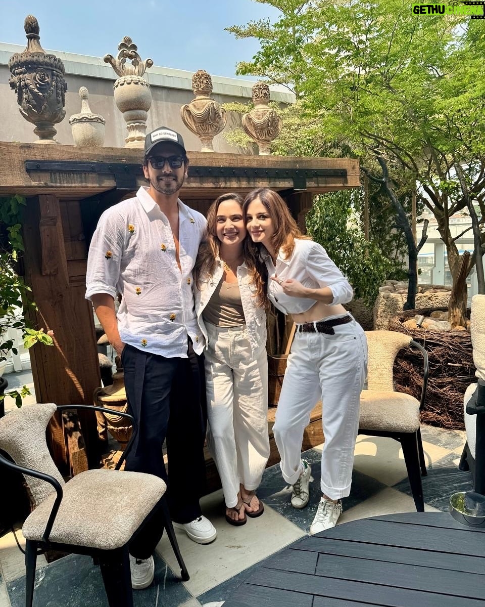 Sussanne Khan - 14.3K Likes - Completely overwhelmed, grateful and filled with the blessings of the most wonderful Super Humans who visited us at our gallery this weekend @thecharcoalproject Hyderabad. Thank you to my darling brother @itszayedkhan @malzkhan for the best core protection team that you surround me with 💛💛💛💛🙌🏻🙌🏻🙌🏻Thank you to our real life SUPERSTAR and legend 🙌🏻🙌🏻🙌🏻🙌🏻@alwaysramcharan and dear Upasna for giving us the most incredible grace and warmth…making us feel very special and empowered…. 🙏🏼🙏🏼🙏🏼And So grateful to our dear Design community Mughals to visit us and fill us with your support… we all at @thecharcoalproject are thoroughly grateful.. Thank you Universe 🤍🤍🤍💛💛💛💛🥹🙌🏻🙌🏻🙌🏻🦋🦋