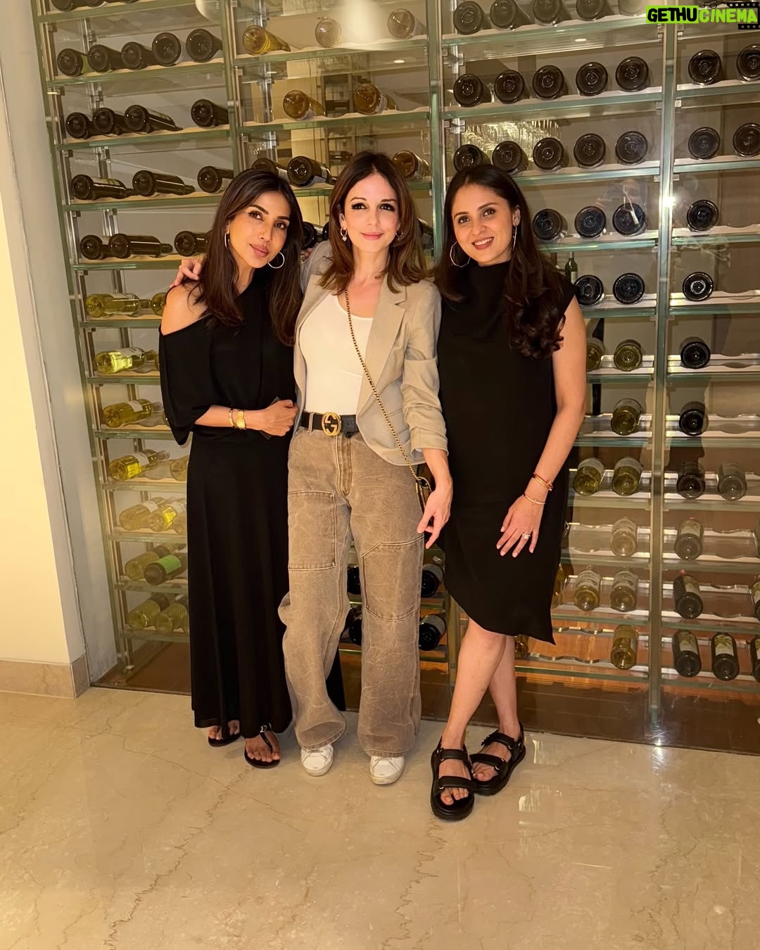 Sussanne Khan - 14.3K Likes - Completely overwhelmed, grateful and filled with the blessings of the most wonderful Super Humans who visited us at our gallery this weekend @thecharcoalproject Hyderabad. Thank you to my darling brother @itszayedkhan @malzkhan for the best core protection team that you surround me with 💛💛💛💛🙌🏻🙌🏻🙌🏻Thank you to our real life SUPERSTAR and legend 🙌🏻🙌🏻🙌🏻🙌🏻@alwaysramcharan and dear Upasna for giving us the most incredible grace and warmth…making us feel very special and empowered…. 🙏🏼🙏🏼🙏🏼And So grateful to our dear Design community Mughals to visit us and fill us with your support… we all at @thecharcoalproject are thoroughly grateful.. Thank you Universe 🤍🤍🤍💛💛💛💛🥹🙌🏻🙌🏻🙌🏻🦋🦋