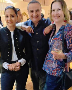 Suzanne Bernert Instagram - About last night with my good friend @KobbiShoshani and the stunning and talented lead actress of Fauda, Rona-Lee Shimon @ronalee_shimon
On the sidelines of #WAVES2025
Second pic with charming, handsome and very talented @aki_avni. Also met my friend @imanasisalvi, Sonali Khare and her daughter Shanaya. I did Dholkichya Talavar with Sonali.  @ajay_kapoor_ we will meet soon and @sharmag was great to meet ! 
@jaisinghshekhawat1987 from Blah was an amazing Host
#wavesummit #suzannebernert #mumbaidiaries