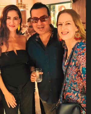 Suzanne Bernert Instagram - About last night with my good friend @KobbiShoshani and the stunning and talented lead actress of Fauda, Rona-Lee Shimon @ronalee_shimon
On the sidelines of #WAVES2025
Second pic with charming, handsome and very talented @aki_avni. Also met my friend @imanasisalvi, Sonali Khare and her daughter Shanaya. I did Dholkichya Talavar with Sonali.  @ajay_kapoor_ we will meet soon and @sharmag was great to meet ! 
@jaisinghshekhawat1987 from Blah was an amazing Host
#wavesummit #suzannebernert #mumbaidiaries