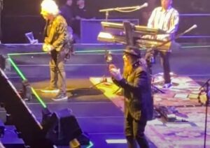Suzanne Paul Instagram - Absolutely brilliant night at Spark Arena- Christopher Cross and then Toto! We were first row on the balcony, so I had a great view! 🥂👏🏼🤩 #toto #christophercross #sparkarena #datenight❤️