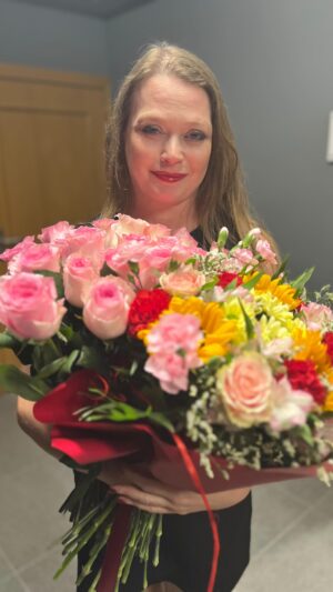Tamara Arciuch Instagram - No i nadszedł ten dzień kiedy 5: 0 stało się rzeczywistością.
To szczęście obchodzić kolejne a tym razem tak okrągłe urodziny na scenie, razem ze wspaniałą publicznością , Ukochanym i przyjaciółmi z zespołu.Niezmiennie mnie to porusza i czuję wielką wdzięczność że mogę tego doświadczyć.
Dziękuję  Wam wszystkim za ogrom życzeń , które spłynęły na mnie w prywatnych wiadomościach .
Niech życie płynie pięknie dalej.🌹🌹 
#birthday 
#urodziny 
#50 tka