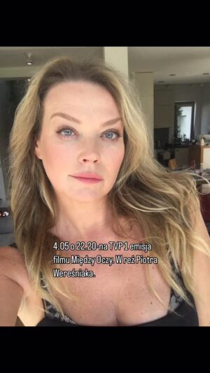 Tamara Arciuch Instagram - Drodzy dziś o 22.20 na TVP1 emisja filmu „Między Oczy” w reż .Piotra Wererśniaka.
Zachęcam do obejrzenia gdyż film nie miał szans na premierę kinowa bo był kręcony wczasie pandemii a temat walki polsko -polskiej ciągle aktualny a teraz przed wyborami szczególnie.
Nie obawiajcie się jednak żadnej indoktrynacji. To dość zabawna ale i gorzka, opowieść o nas , naszych rodzinach , dyskusjach przy świątecznym stole.. O podziałach. .
#film 
#polskaprodukcja 
#ważne