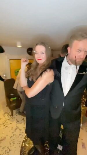 Tamara Arciuch Instagram - Dobrego roku! Dobrych wyborów, szczęścia i zdrowia! Niech 2025 będzie DOBRYM ROKIEM dla Was wszystkich!
#2025 #nowyrok #newyearseve #sylwester #zabawa #razem #team #paczka #szekspirwparku